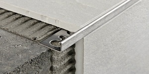 Установка уголка под плитку